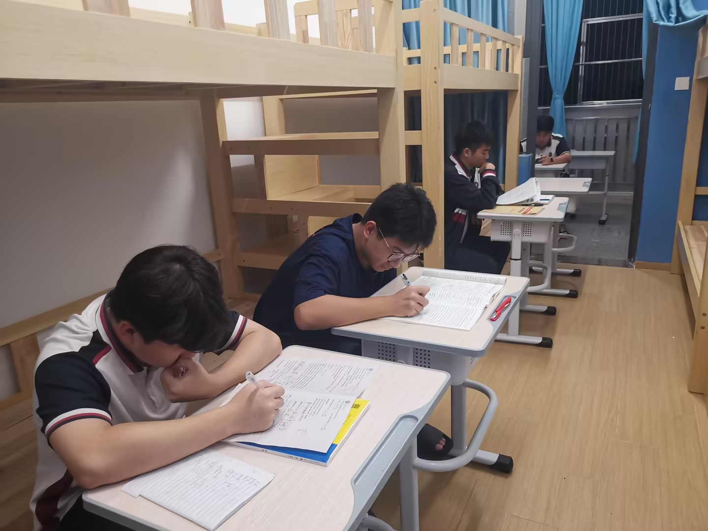 奋斗不息 备考不止 记录高三学子宿舍自习室的奋进时光