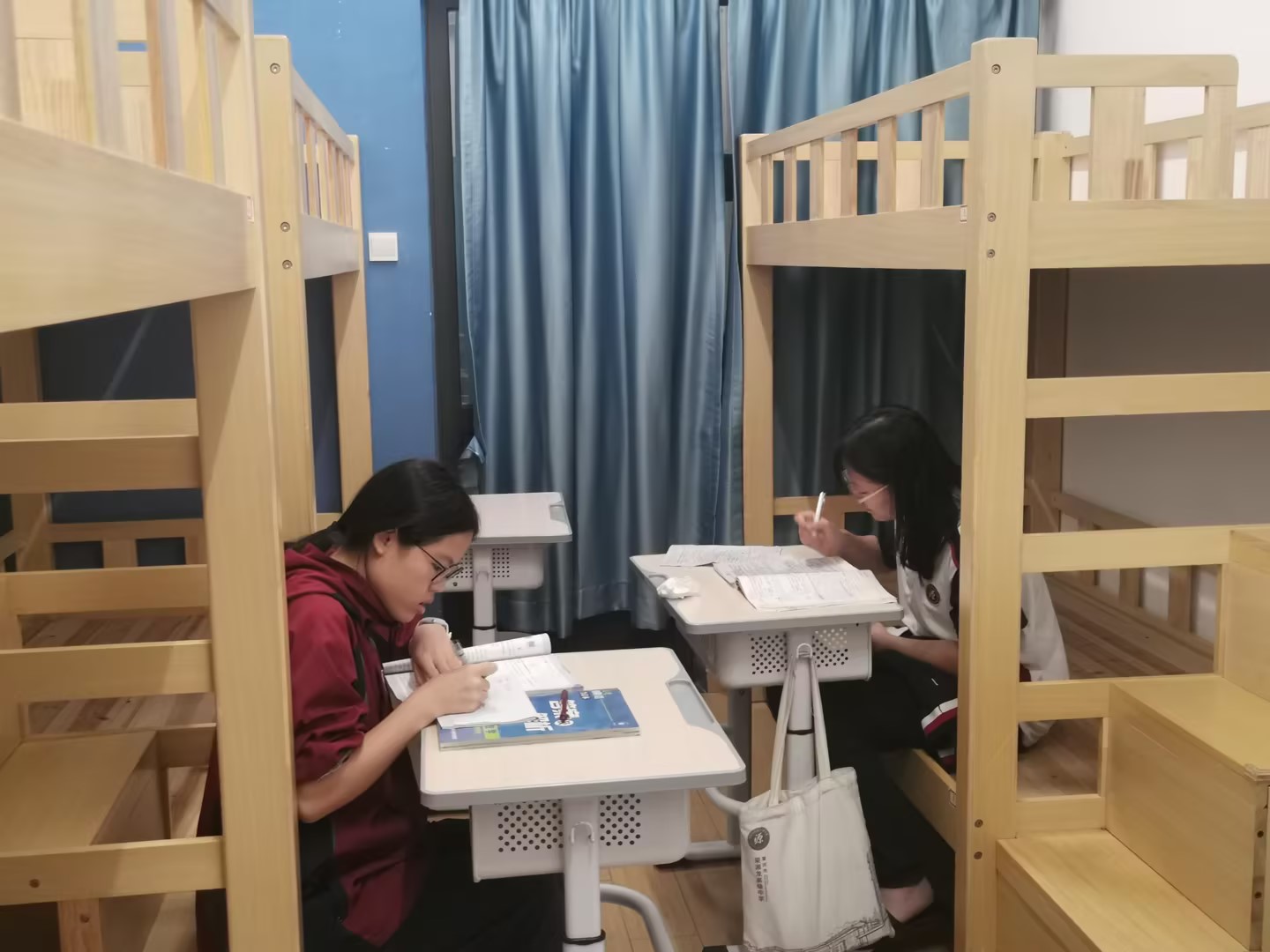 奋斗不息 备考不止 记录高三学子宿舍自习室的奋进时光