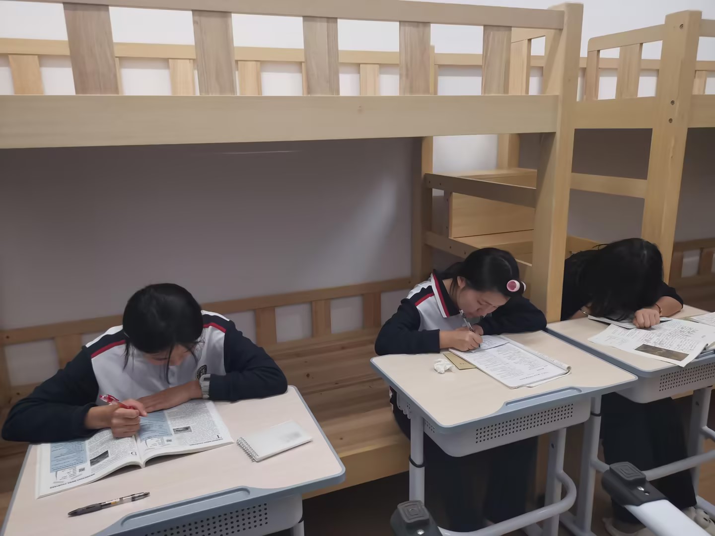 奋斗不息 备考不止 记录高三学子宿舍自习室的奋进时光