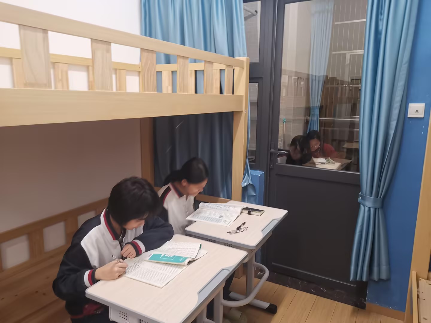 奋斗不息 备考不止 记录高三学子宿舍自习室的奋进时光