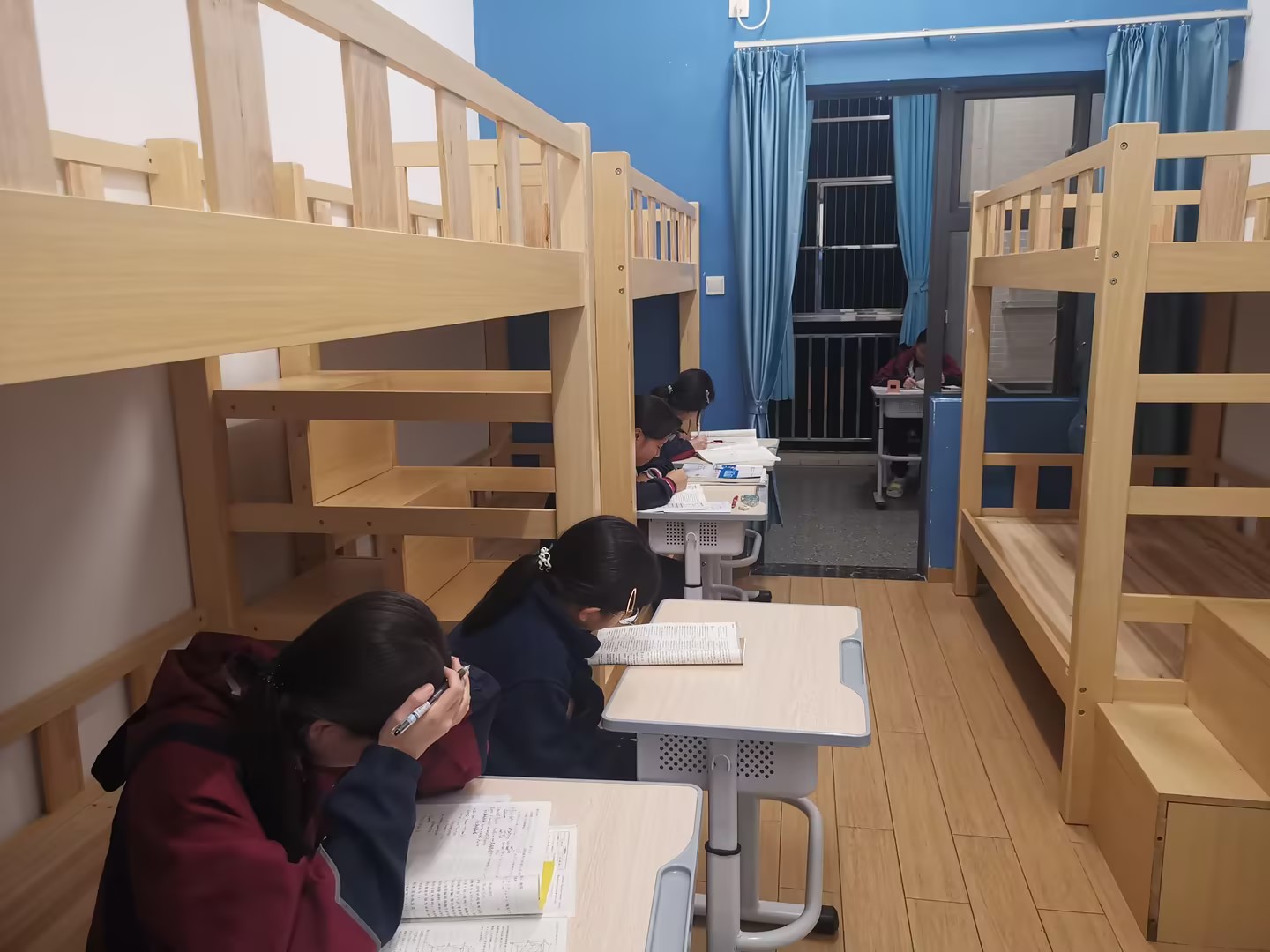 奋斗不息 备考不止 记录高三学子宿舍自习室的奋进时光