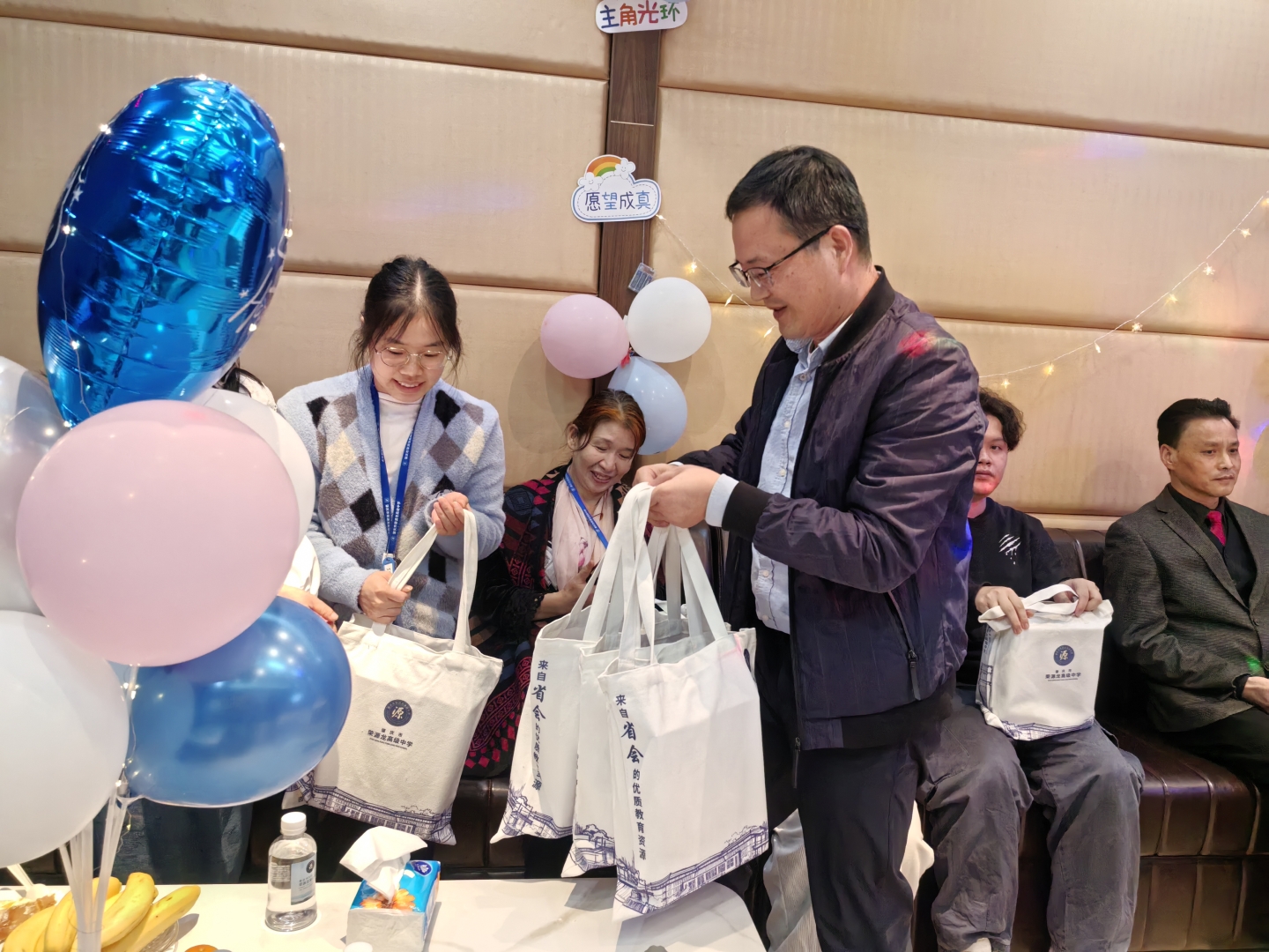 温暖相聚，共庆生辰——教职员工生日聚会