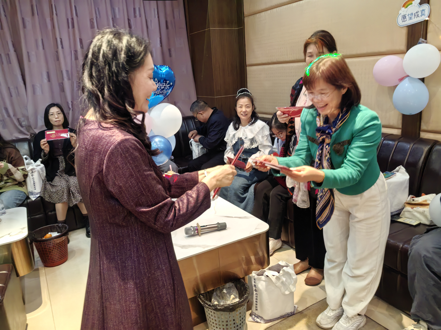 温暖相聚，共庆生辰——教职员工生日聚会