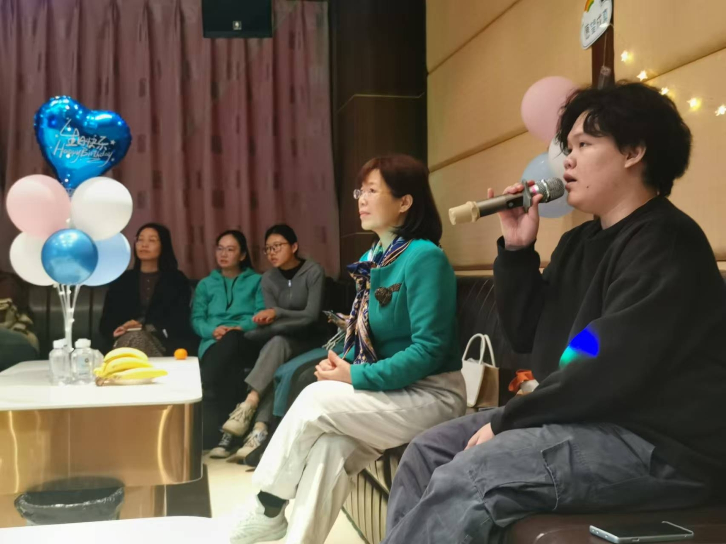 温暖相聚，共庆生辰——教职员工生日聚会