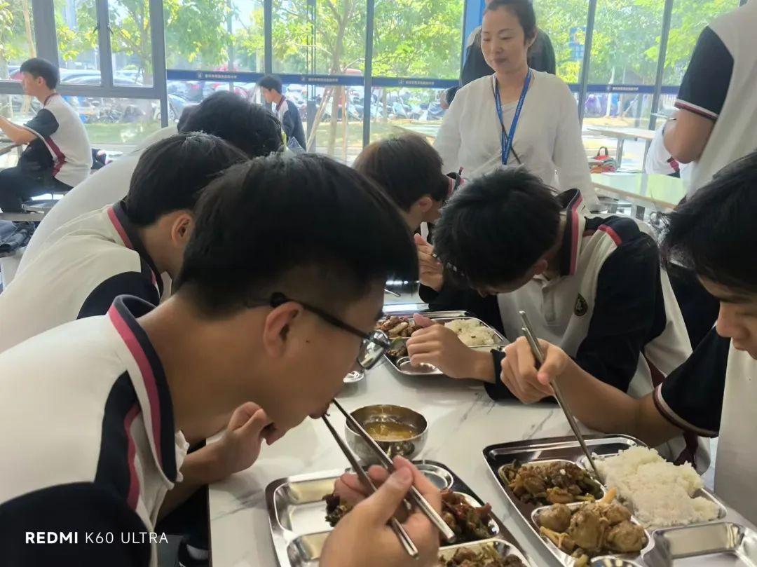 守护成长，引领方向——学校生活指导老师的辛勤付出