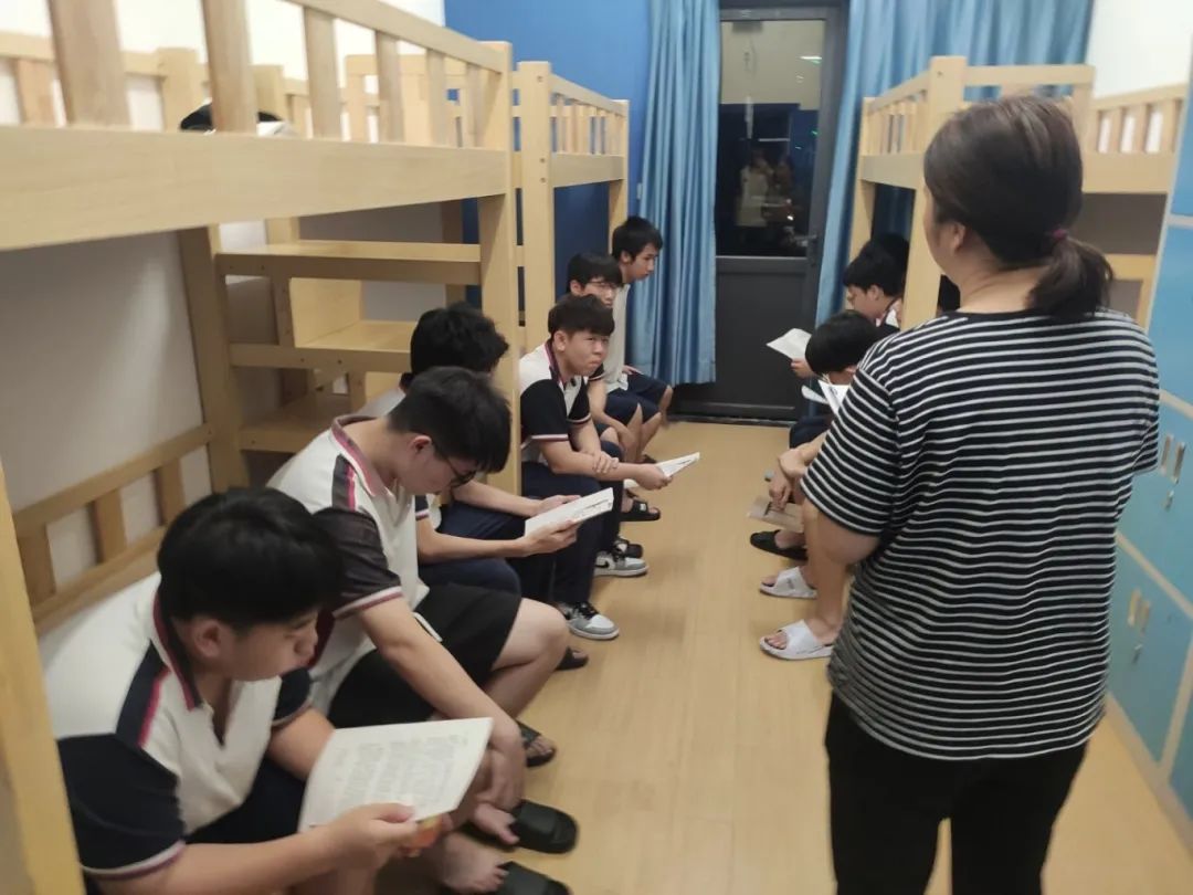 守护成长，引领方向——学校生活指导老师的辛勤付出