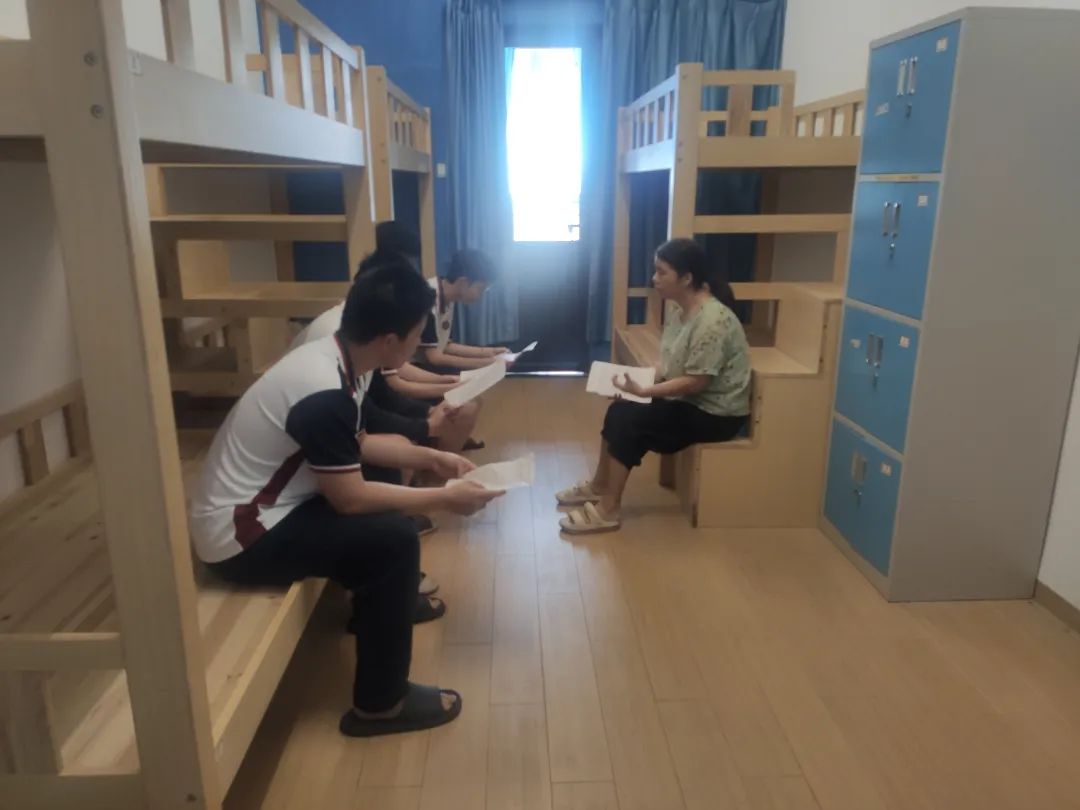 守护成长，引领方向——学校生活指导老师的辛勤付出