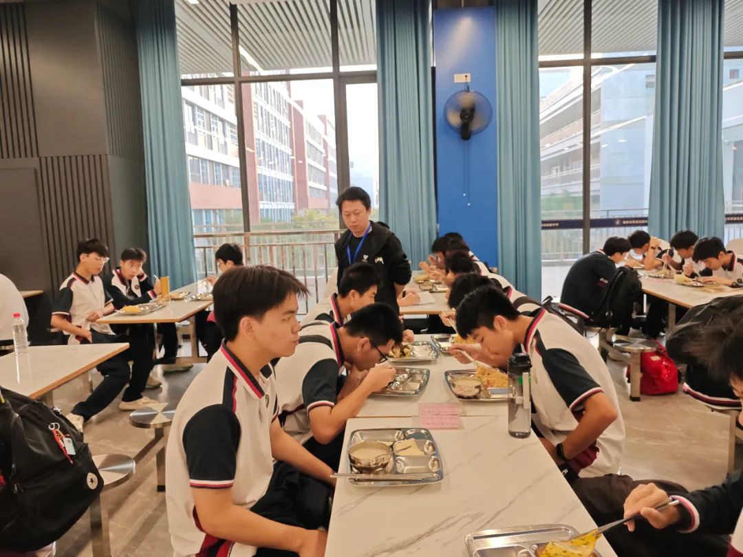 守护成长，引领方向——学校生活指导老师的辛勤付出