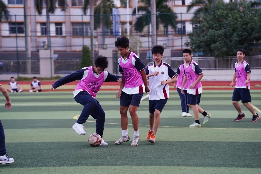 喜讯！在高要区第九届中小学足球比赛中蝉联高中组冠军！