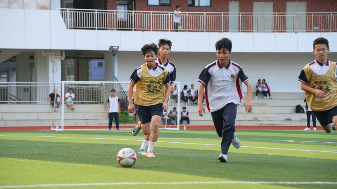 驰骋绿茵，“足”够热爱——荣源龙高级中学第三届“校长杯”足球赛开赛啦