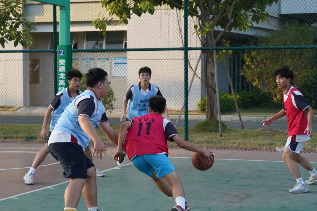 弘扬体育精神，炫动活力青春——荣源龙高级中学第三届体育节暨田径运动会盛大举行