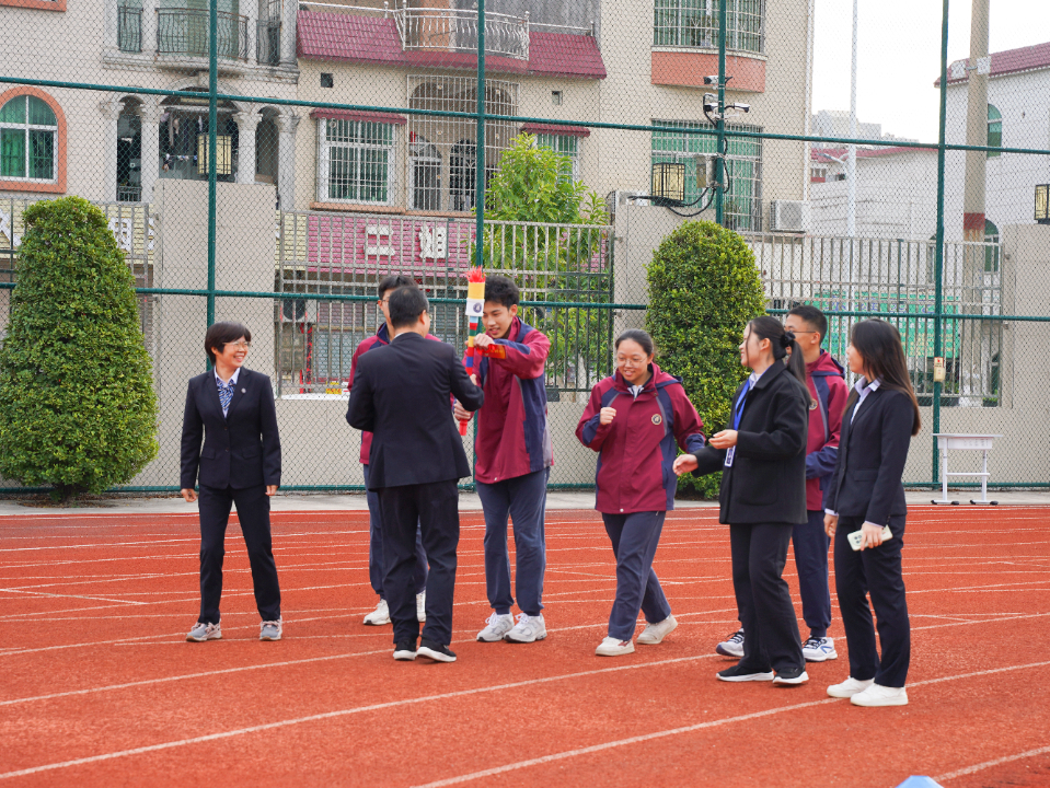 弘扬体育精神，炫动活力青春——荣源龙高级中学第三届体育节暨田径运动会盛大举行