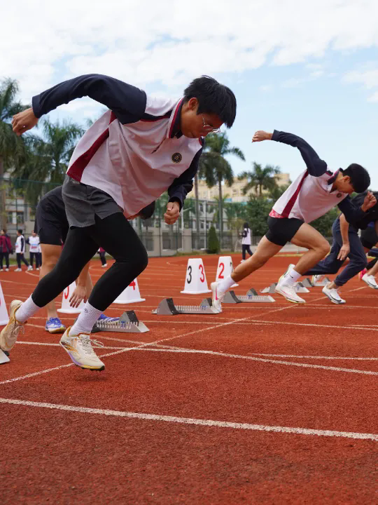 弘扬体育精神，炫动活力青春——荣源龙高级中学第三届体育节暨田径运动会盛大举行