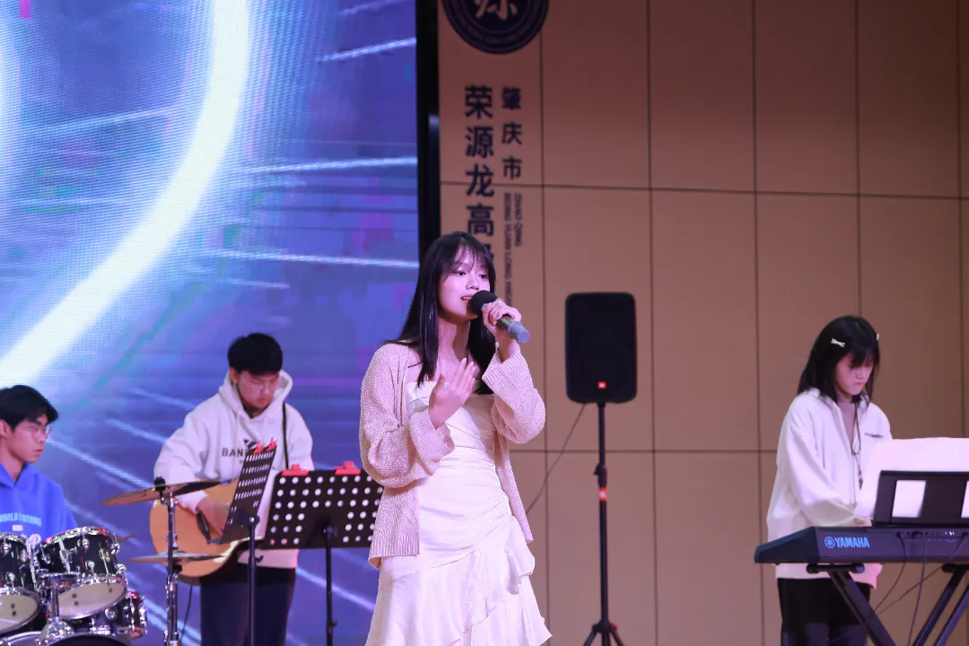 “龙腾万里·喜迎新年”荣源龙高级中学 2025 年元旦文艺晚会完美落幕！