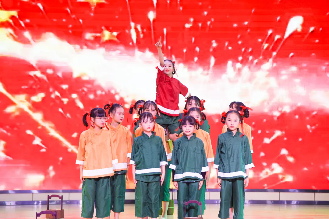 “龙腾万里·喜迎新年”荣源龙高级中学 2025 年元旦文艺晚会完美落幕！