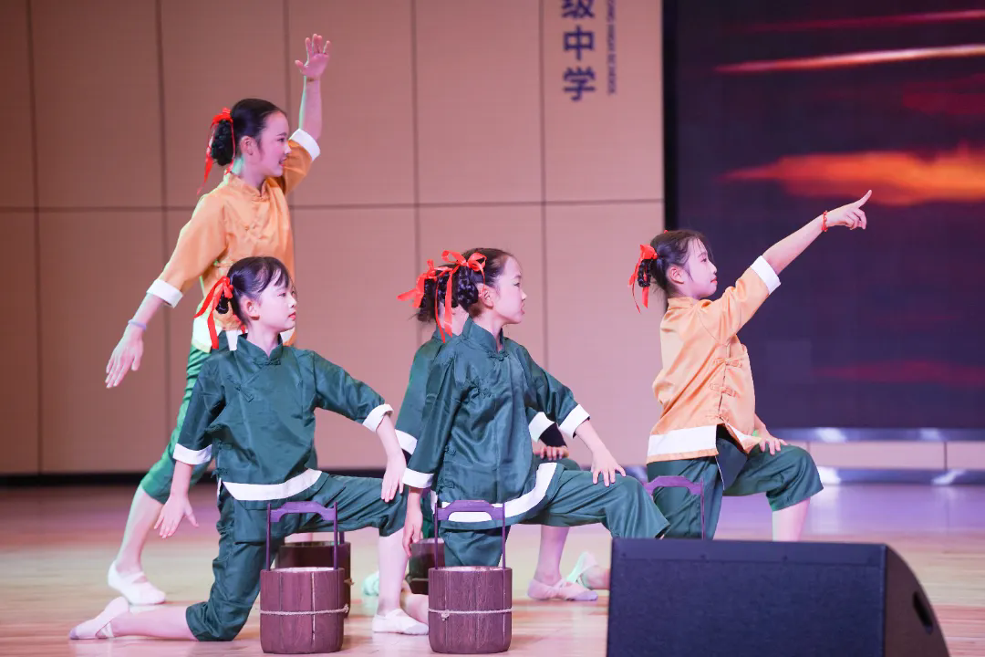 “龙腾万里·喜迎新年”荣源龙高级中学 2025 年元旦文艺晚会完美落幕！