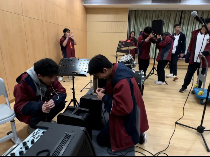 “龙腾万里·喜迎新年”荣源龙高级中学 2025 年元旦文艺晚会完美落幕！