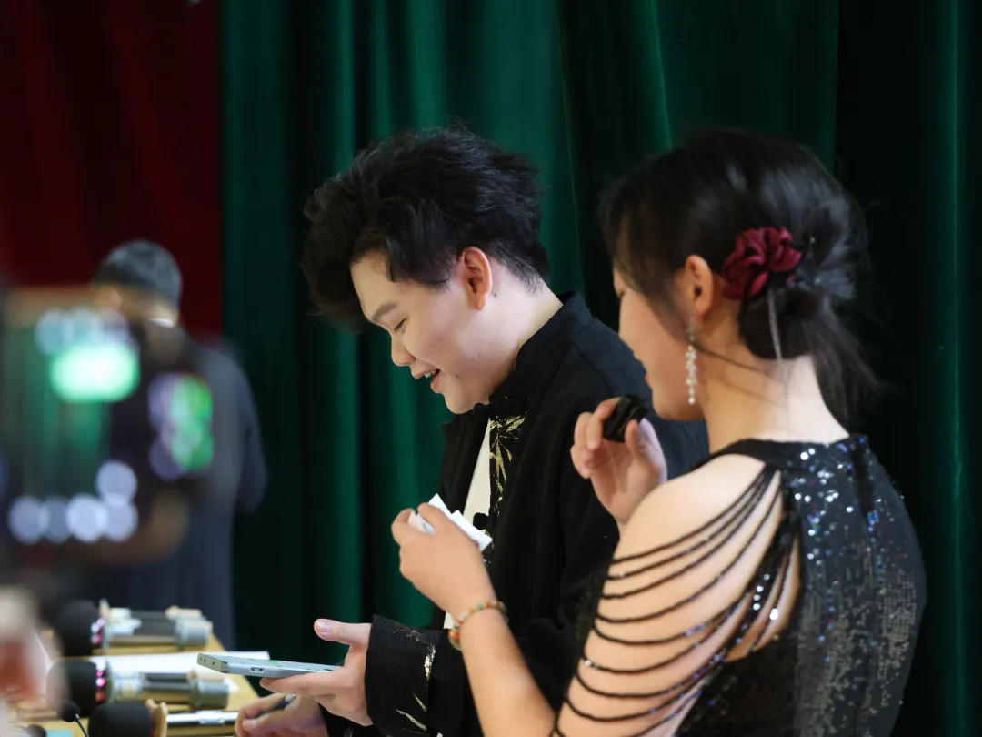 “龙腾万里·喜迎新年”荣源龙高级中学 2025 年元旦文艺晚会完美落幕！