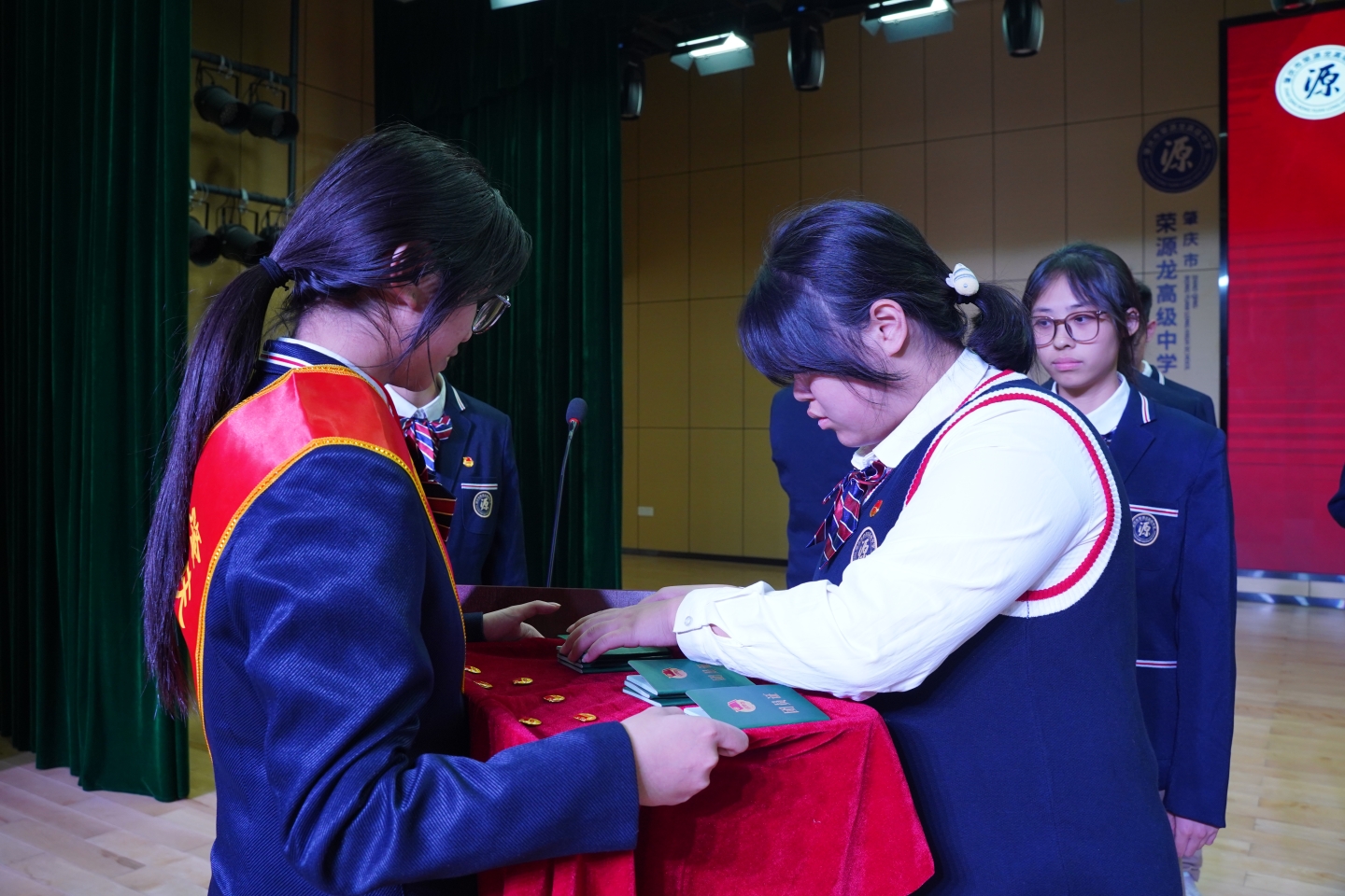 荣源龙高级中学 2024-2025 学年第一学期“青春心向党，建功新时代”入团仪式圆满举行！