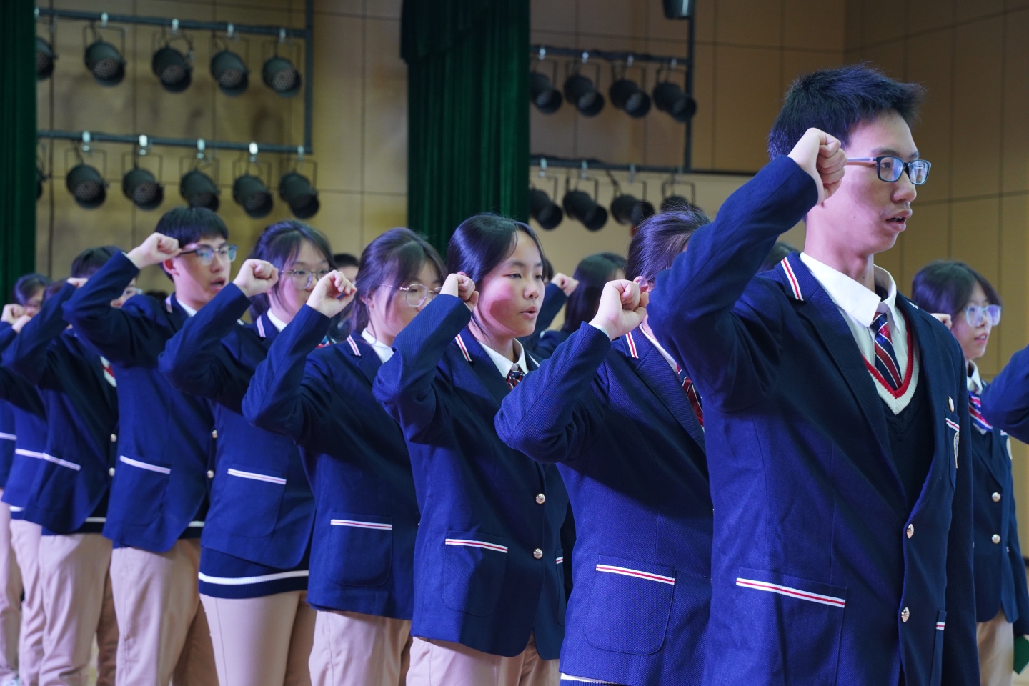 荣源龙高级中学 2024-2025 学年第一学期“青春心向党，建功新时代”入团仪式圆满举行！