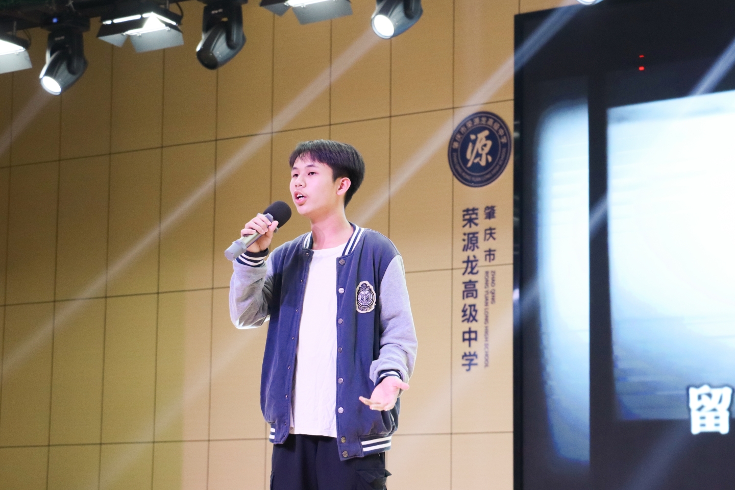 以歌声致敬青春，用旋律书写梦想|荣源龙高级中学第二届校园十大歌手决赛圆满落幕！