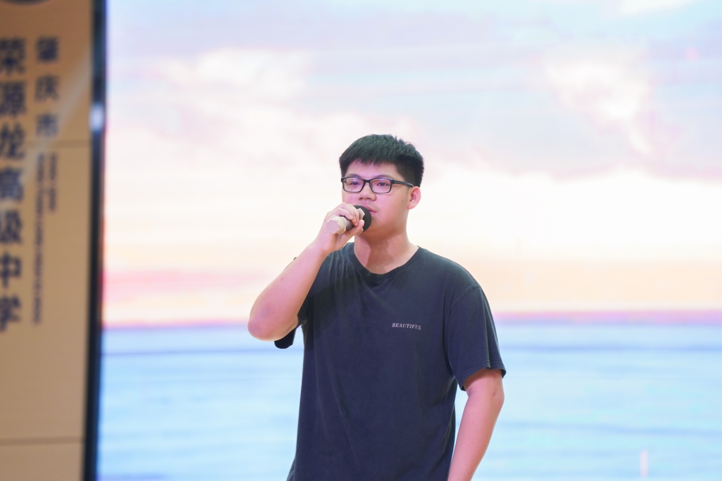 以歌声致敬青春，用旋律书写梦想|荣源龙高级中学第二届校园十大歌手决赛圆满落幕！
