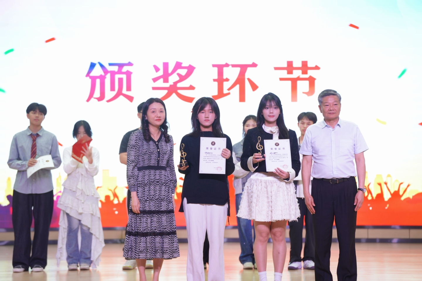 以歌声致敬青春，用旋律书写梦想|荣源龙高级中学第二届校园十大歌手决赛圆满落幕！