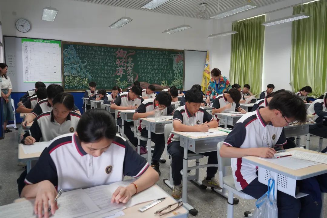 家校共监考，师生同答卷 肇庆市荣源龙高级中学