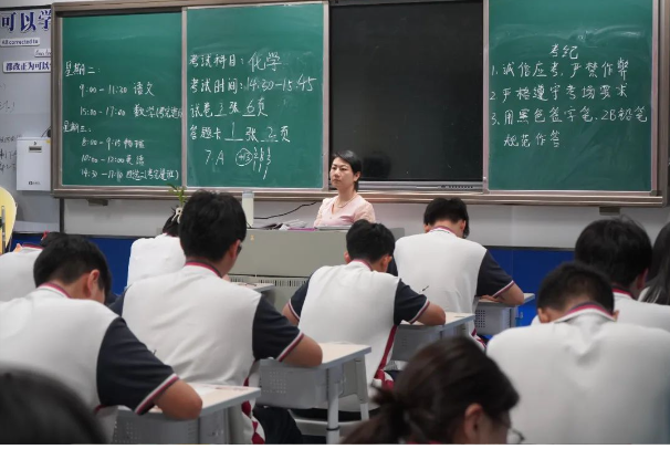 家校共监考，师生同答卷 肇庆市荣源龙高级中学