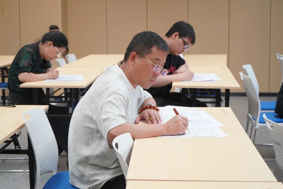 家校共监考，师生同答卷 肇庆市荣源龙高级中学