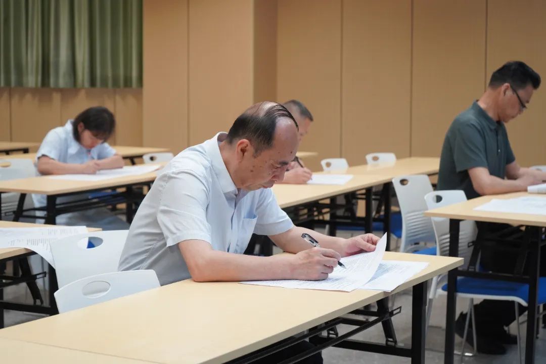 家校共监考，师生同答卷 肇庆市荣源龙高级中学