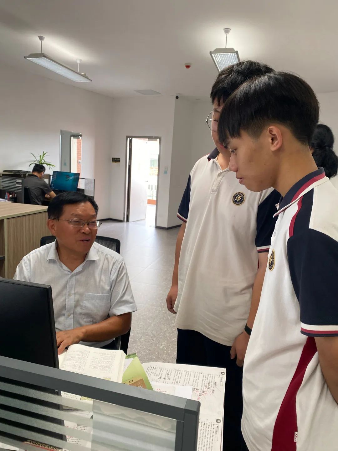全员导师，伴你成长——肇庆市荣源龙高级中学成长导师制助力学生全面发展