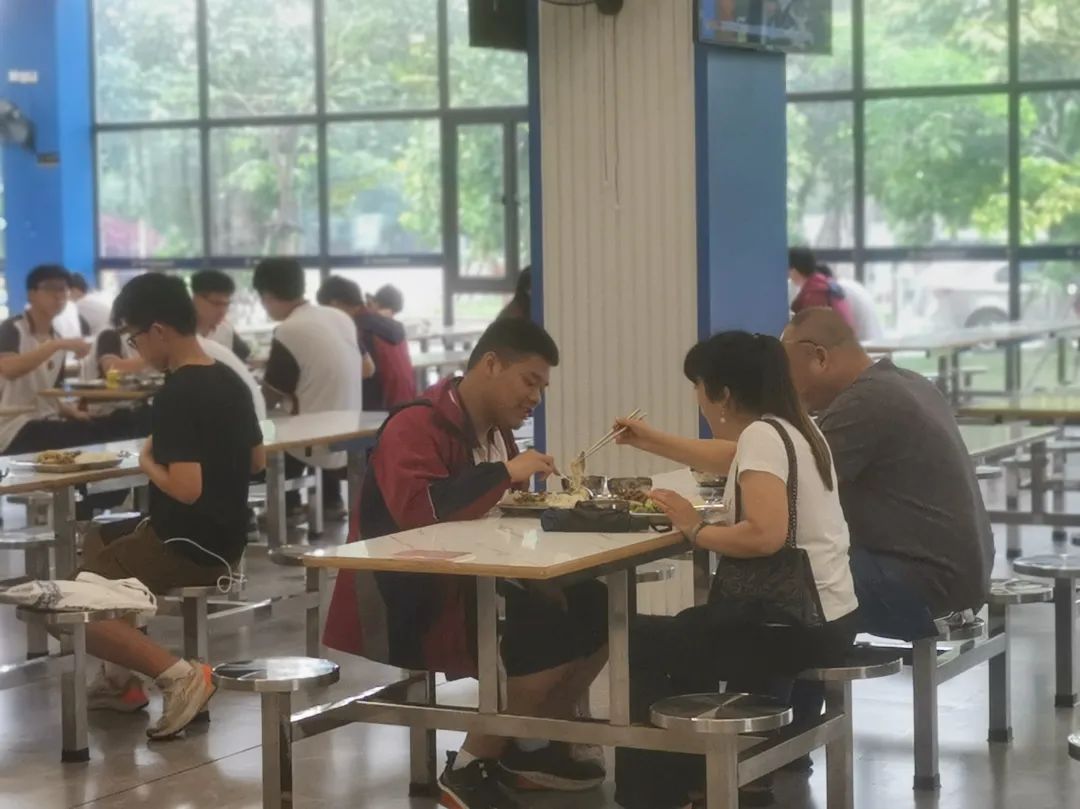 倾听与赋能，智慧陪伴——家长学校高三家长助力高考冲刺20天家长活动