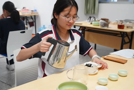 沏校园香茗，品校园文化——荣源龙高级中学探索传统茶文化校本课教育实践之旅