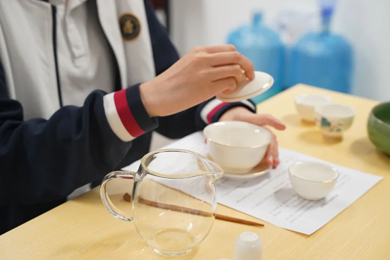 沏校园香茗，品校园文化——荣源龙高级中学探索传统茶文化校本课教育实践之旅