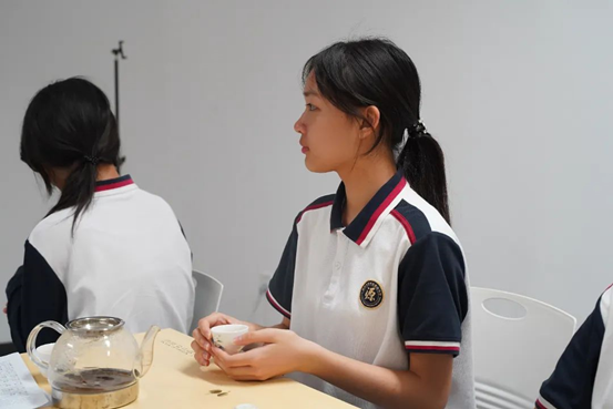 沏校园香茗，品校园文化——荣源龙高级中学探索传统茶文化校本课教育实践之旅