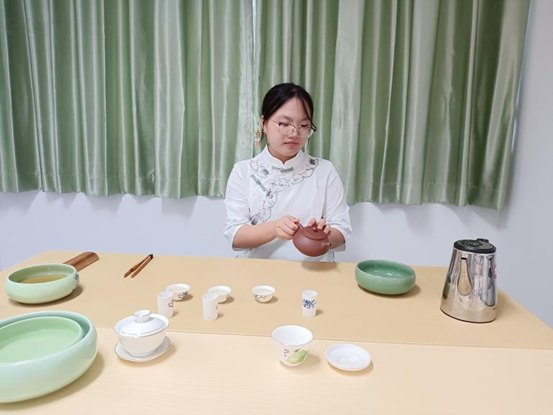 沏校园香茗，品校园文化——荣源龙高级中学探索传统茶文化校本课教育实践之旅