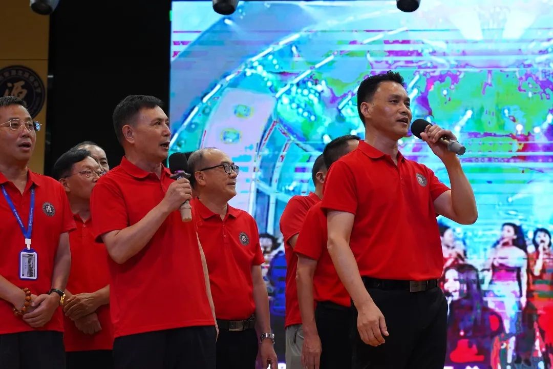 青春终章，荣耀启航！肇庆市荣源龙高级中学2025届高三毕业典礼暨高考志愿指导讲座圆满结束