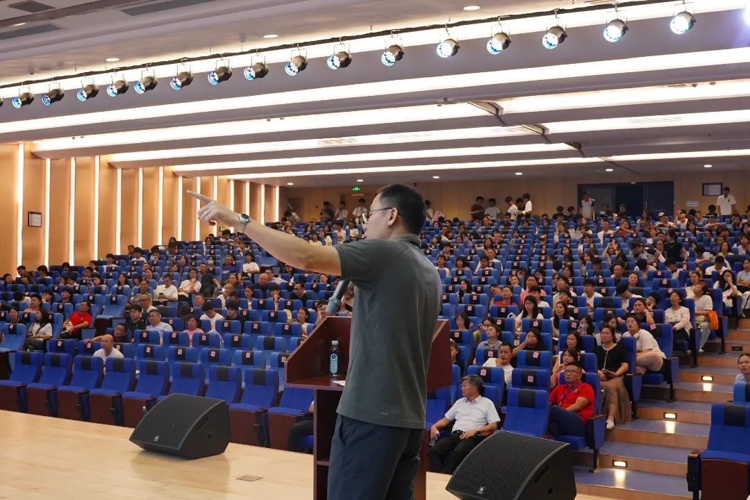 青春终章，荣耀启航！肇庆市荣源龙高级中学2025届高三毕业典礼暨高考志愿指导讲座圆满结束