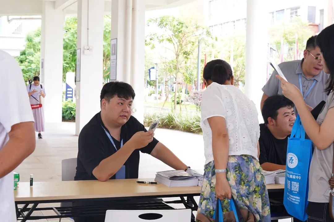 青春终章，荣耀启航！肇庆市荣源龙高级中学2025届高三毕业典礼暨高考志愿指导讲座圆满结束
