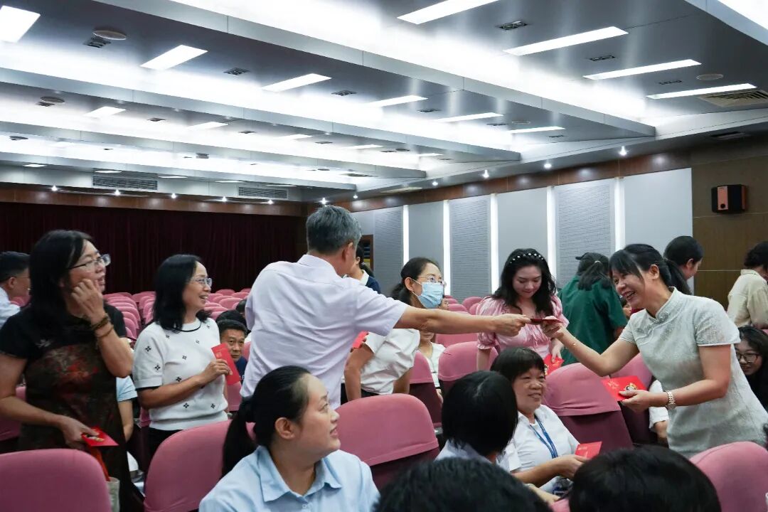 星光璀璨，感恩有你 | 肇庆市荣源龙高级中学2025年教师节表彰大会