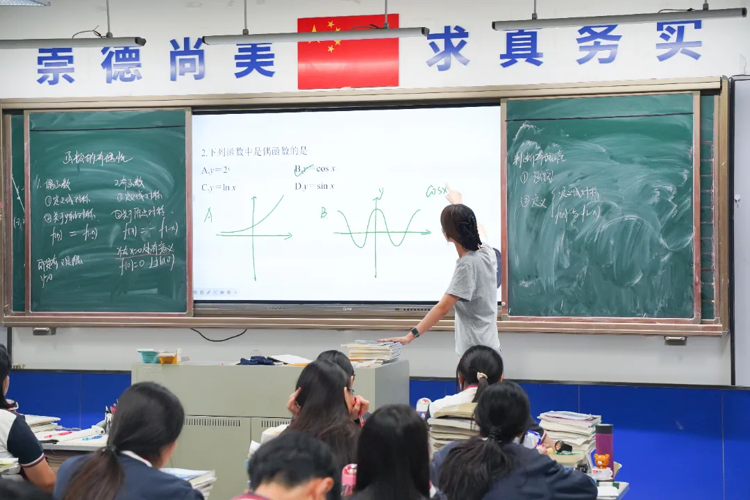 笔尖与粉笔共舞的冲刺时光——高三课堂掠影