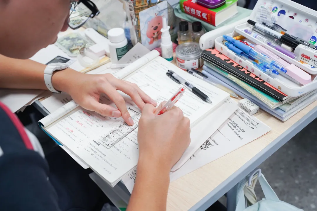 笔尖与粉笔共舞的冲刺时光——高三课堂掠影
