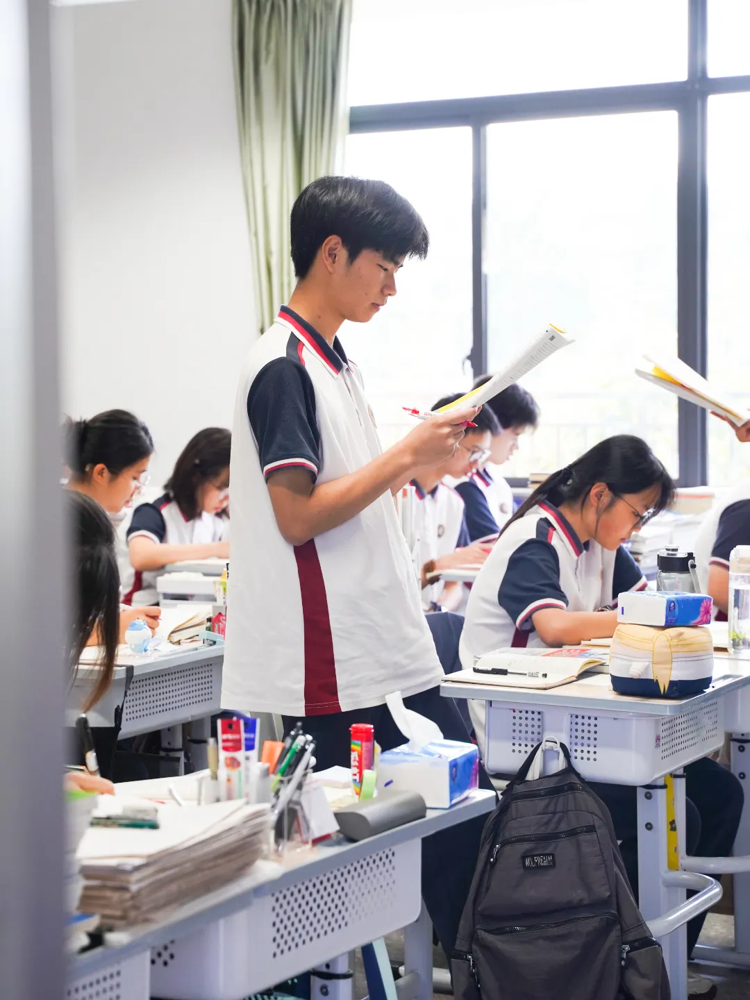 笔尖与粉笔共舞的冲刺时光——高三课堂掠影