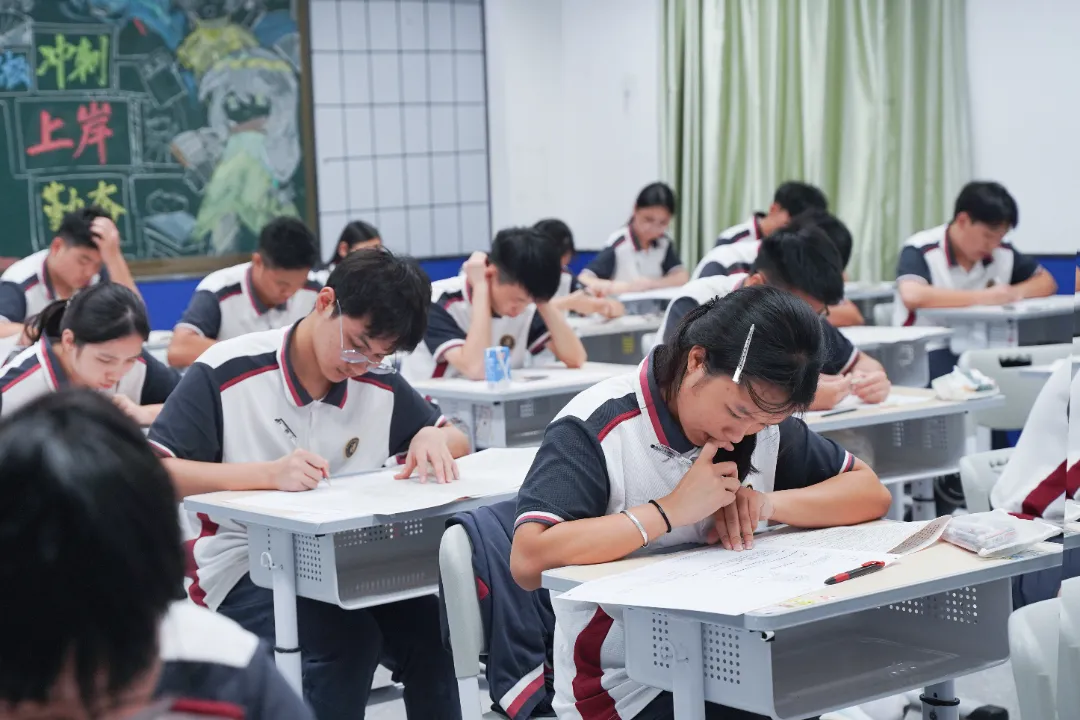 笔尖与粉笔共舞的冲刺时光——高三课堂掠影