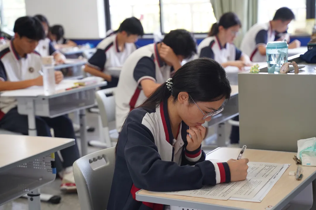 笔尖与粉笔共舞的冲刺时光——高三课堂掠影
