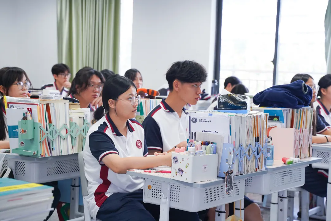 笔尖与粉笔共舞的冲刺时光——高三课堂掠影