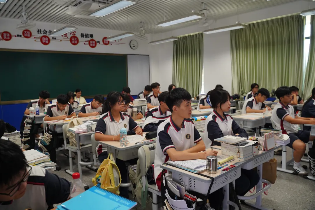 深耕课堂促提升，专家领航助攻坚 —— 区教研员莅临荣源龙高中指导高三教学