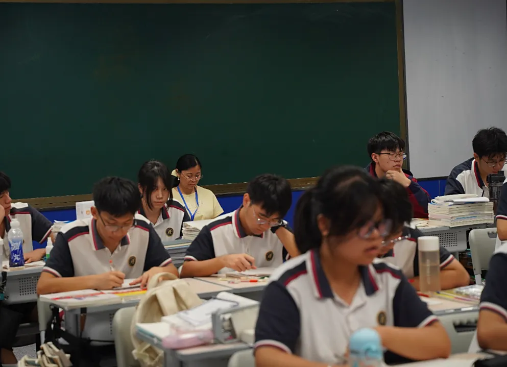 深耕课堂促提升，专家领航助攻坚 —— 区教研员莅临荣源龙高中指导高三教学