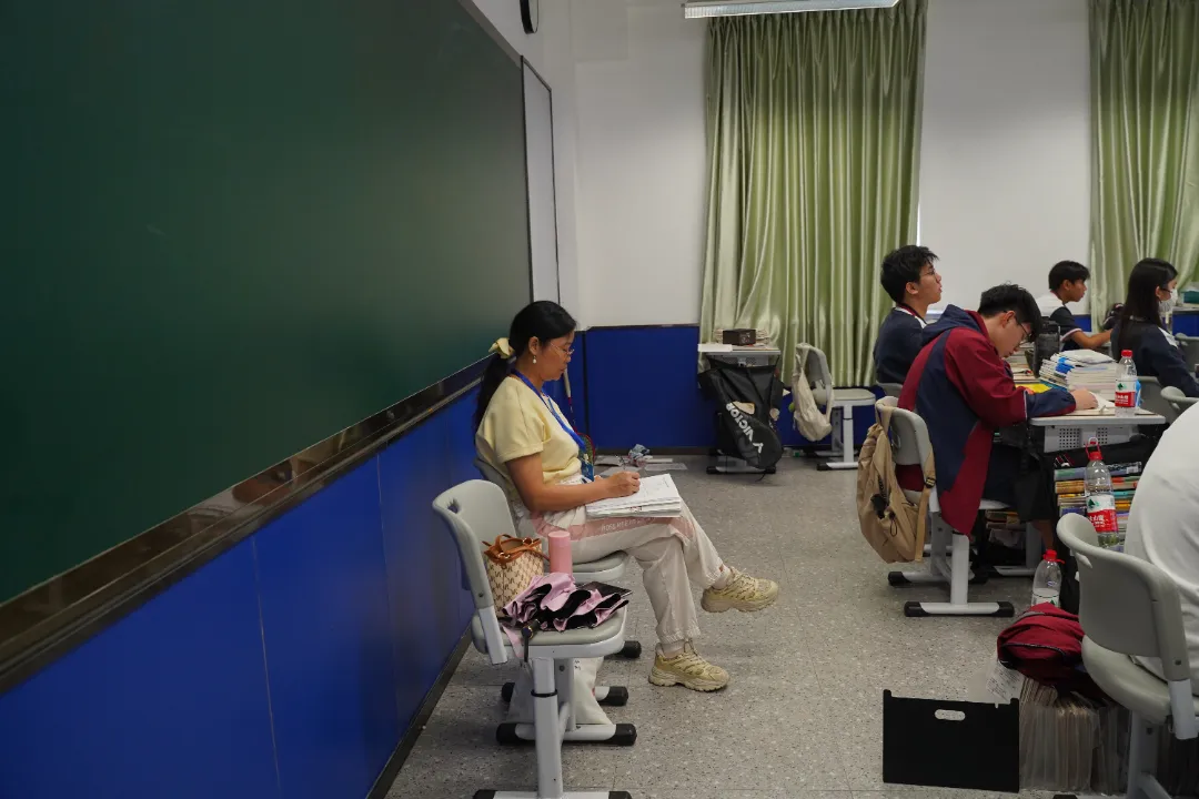 深耕课堂促提升，专家领航助攻坚 —— 区教研员莅临荣源龙高中指导高三教学